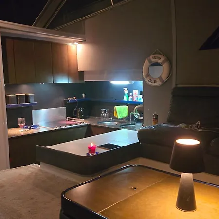 Moonlight Lady, Our Secret On The Med! 船上ホテル